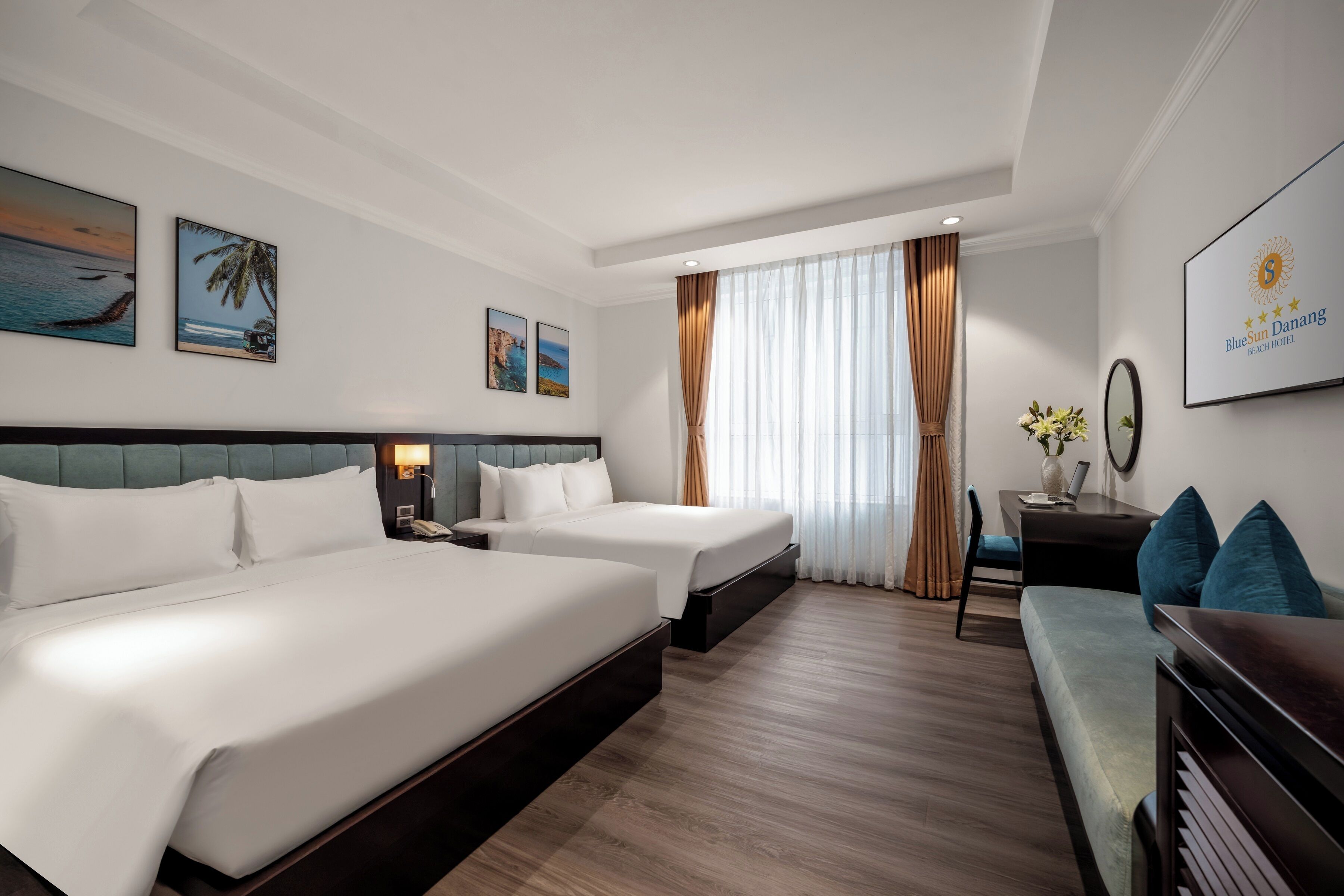 Deluxe Triple Room - Afternoon Tea Included | Minibar, safe på rommet, skrivebord og blendingsgardiner