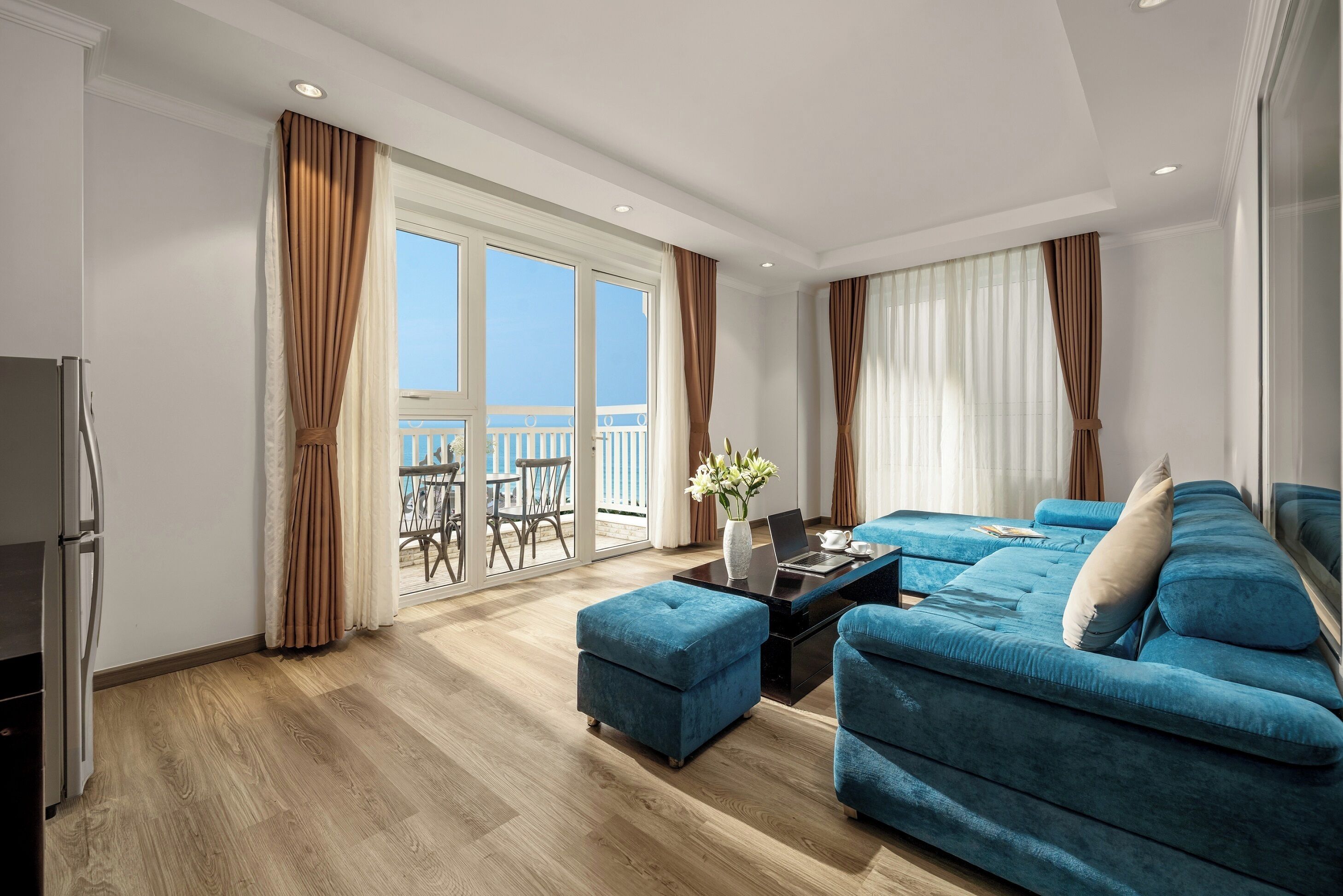 ห้องเอ็กเซกคิวทีฟ, ระเบียง, วิวทะเล | บริเวณนั่งเล่น | ทีวีจอแอลอีดี 50 นิ้ว พร้อมช่องเคเบิล, ทีวี