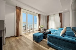 Executive-huone, parveke, valtamerinäköala | Oleskelualue | 50–tuumainen LED-televisio, jossa kaapelikanavat