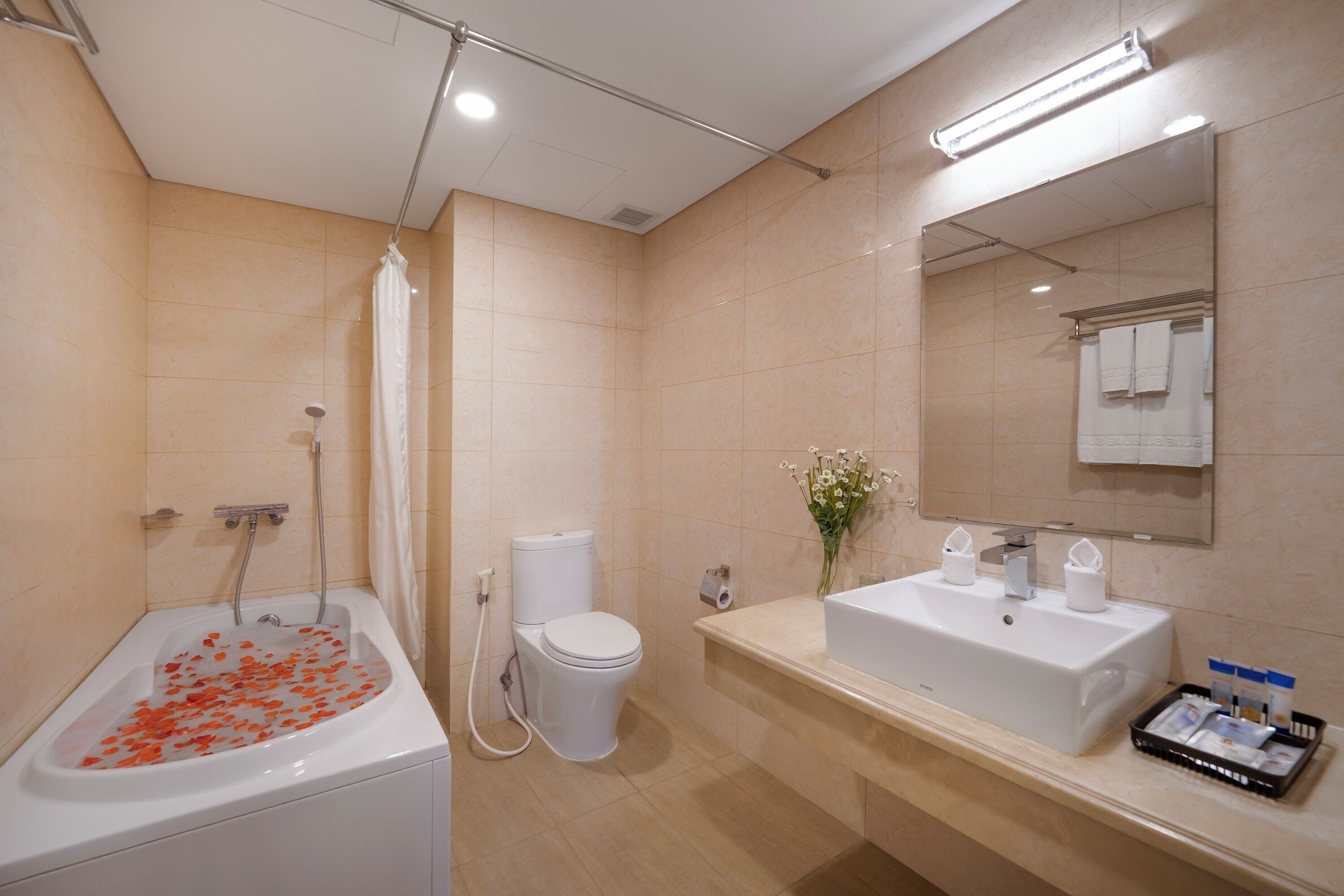 suite king ocean view, balcony - afternoon tea included | bathroom | free toiletries, hair dryer, bathrobes, slippers