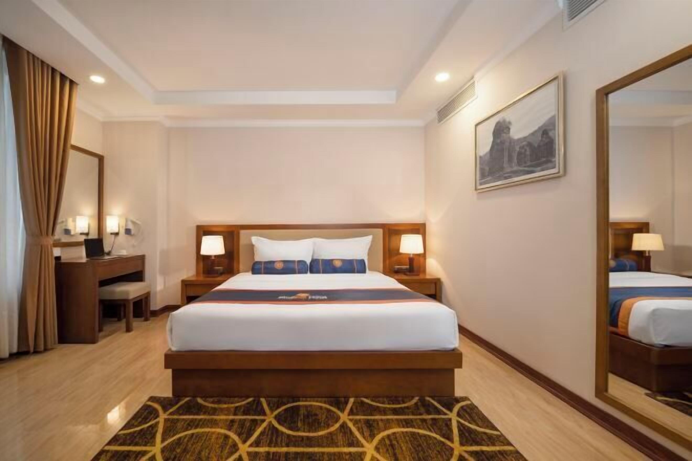 Minibar, safe på rommet, skrivebord og blendingsgardiner