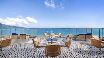 Bar en la azotea, con vista al mar, abre todos los días
