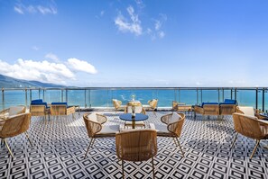 Kattoterassibaari, valtamerinäköala, avoinna joka päivä