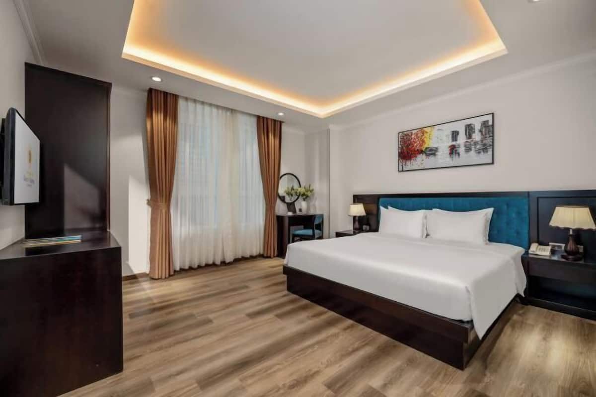 Minibar, safe på rommet, skrivebord og blendingsgardiner