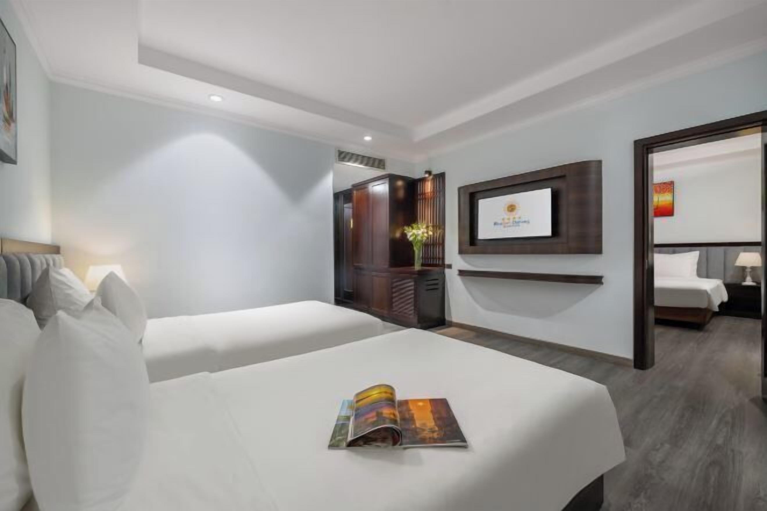 Minibar, safe på rommet, skrivebord og blendingsgardiner