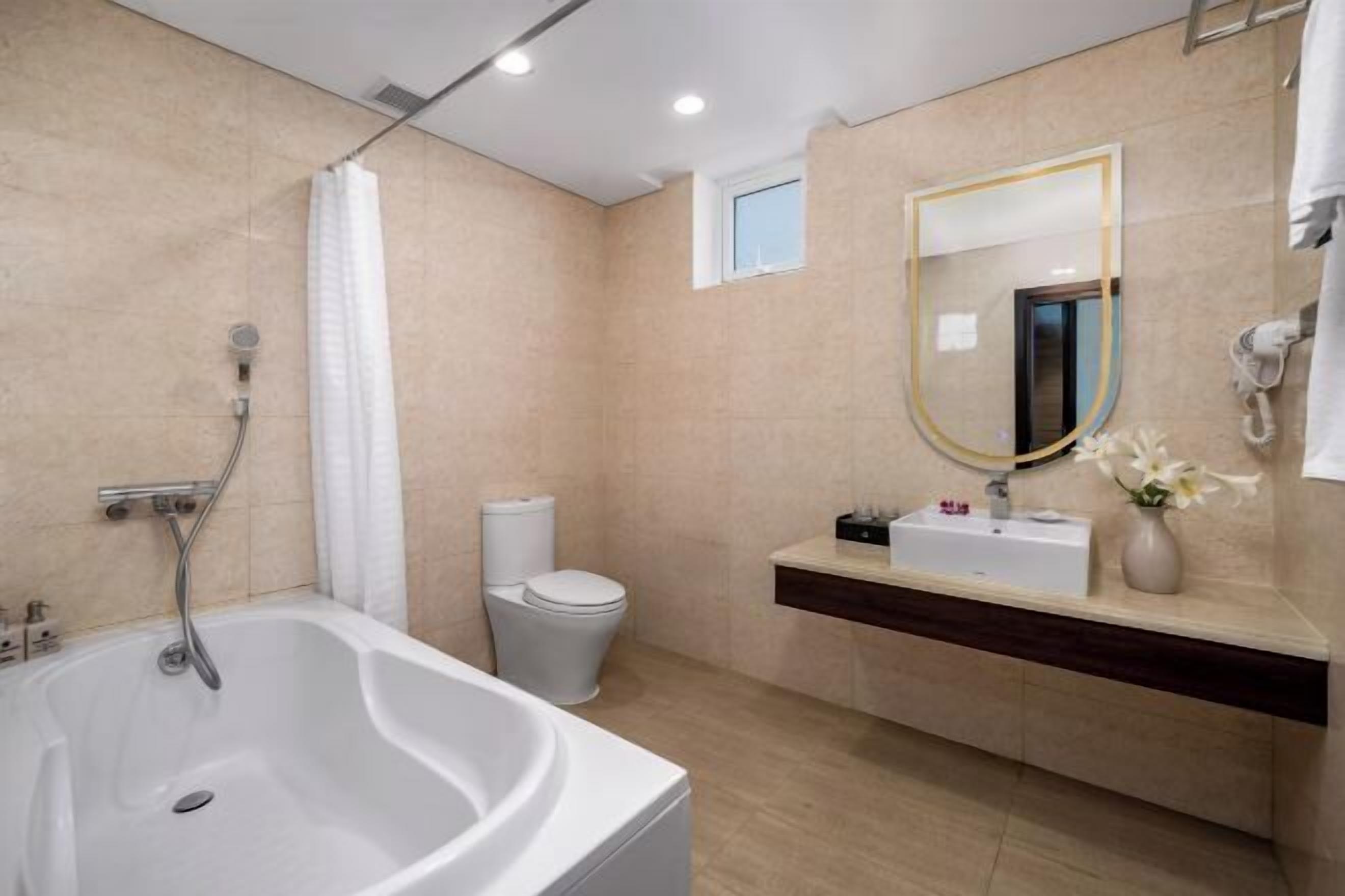 Kelengkapan dandanan diri percuma, pengering rambut, jubah mandi 