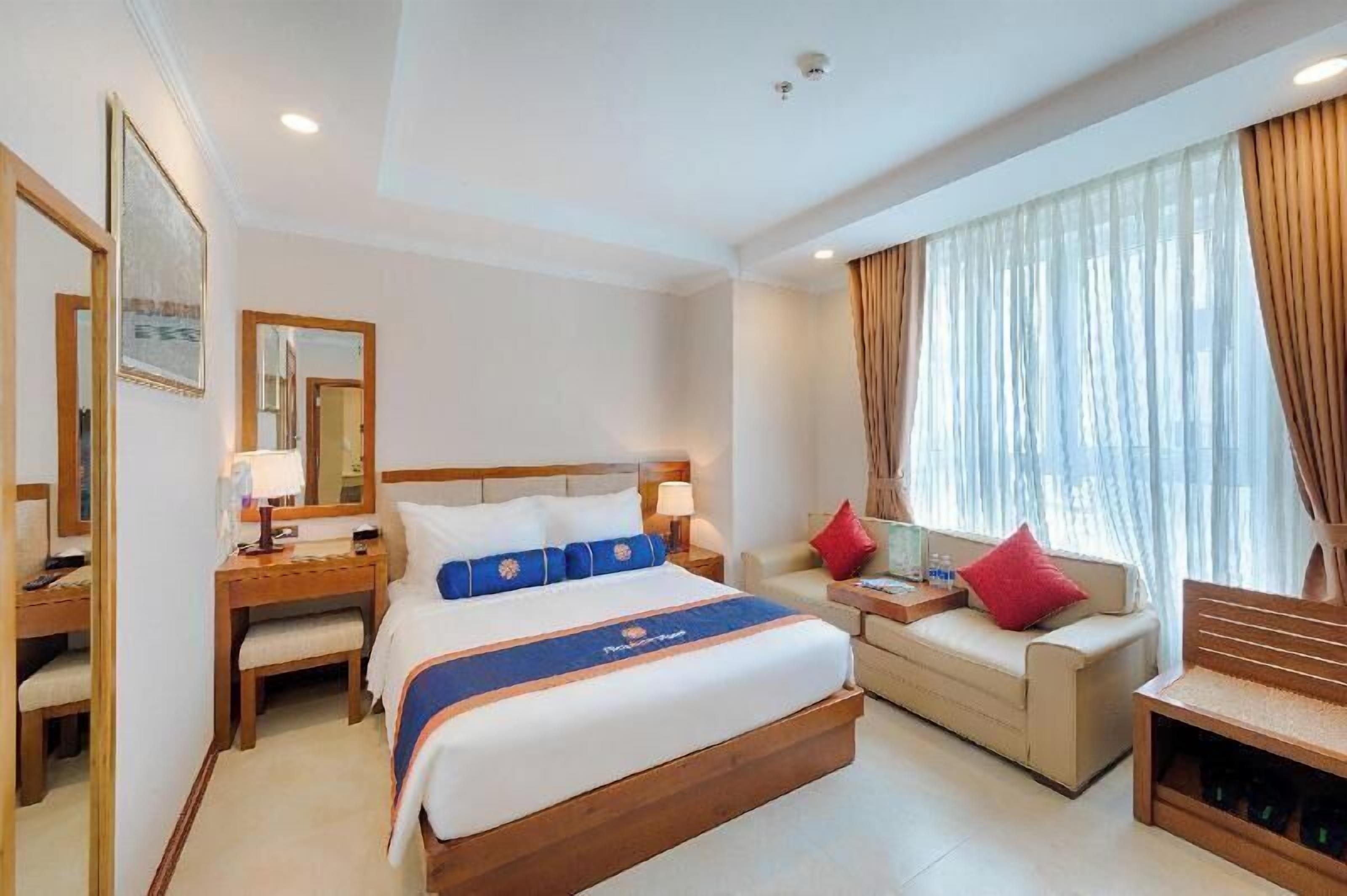 Minibar, safe på rommet, skrivebord og blendingsgardiner