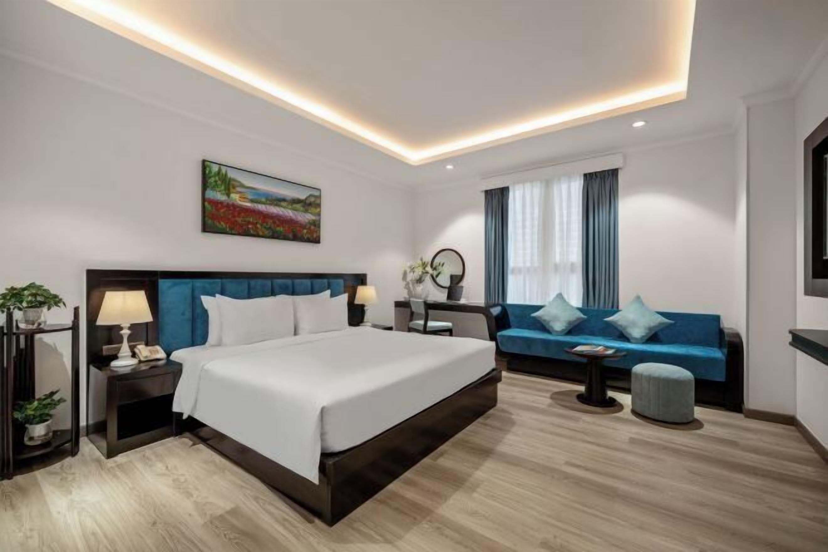 Minibar, safe på rommet, skrivebord og blendingsgardiner