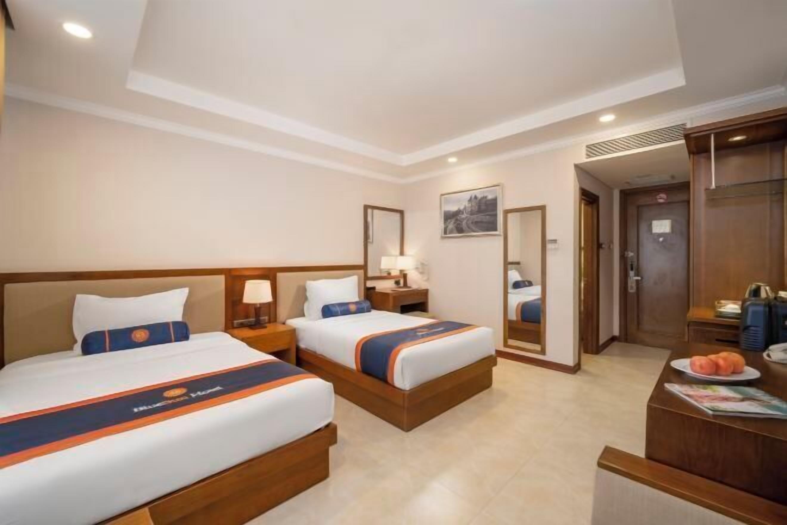 Minibar, safe på rommet, skrivebord og blendingsgardiner