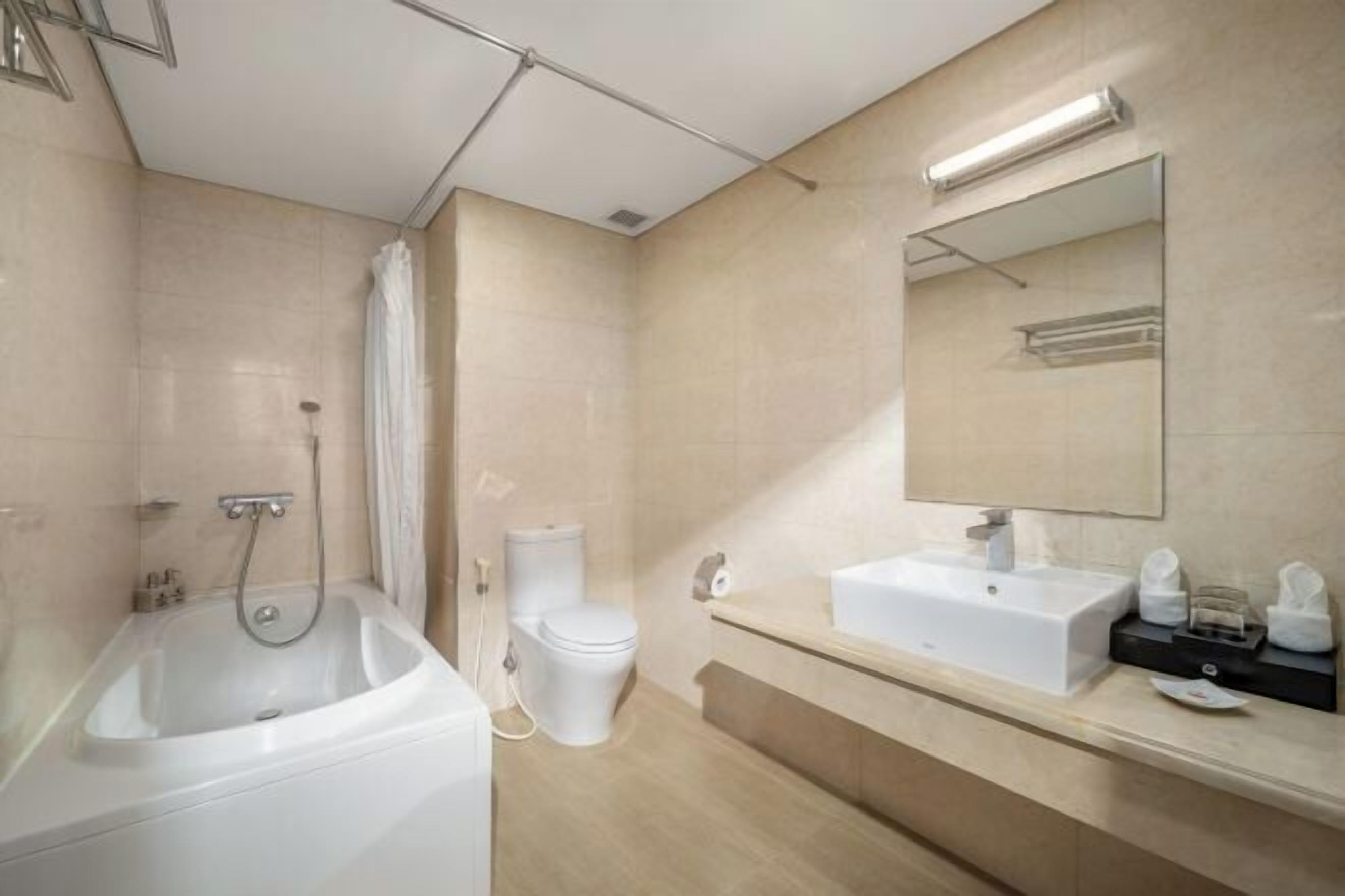 Kelengkapan dandanan diri percuma, pengering rambut, jubah mandi 