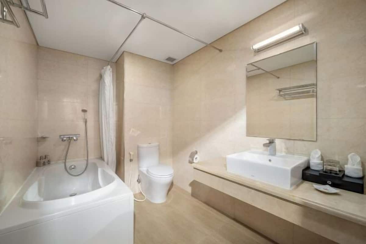 Kelengkapan dandanan diri percuma, pengering rambut, jubah mandi