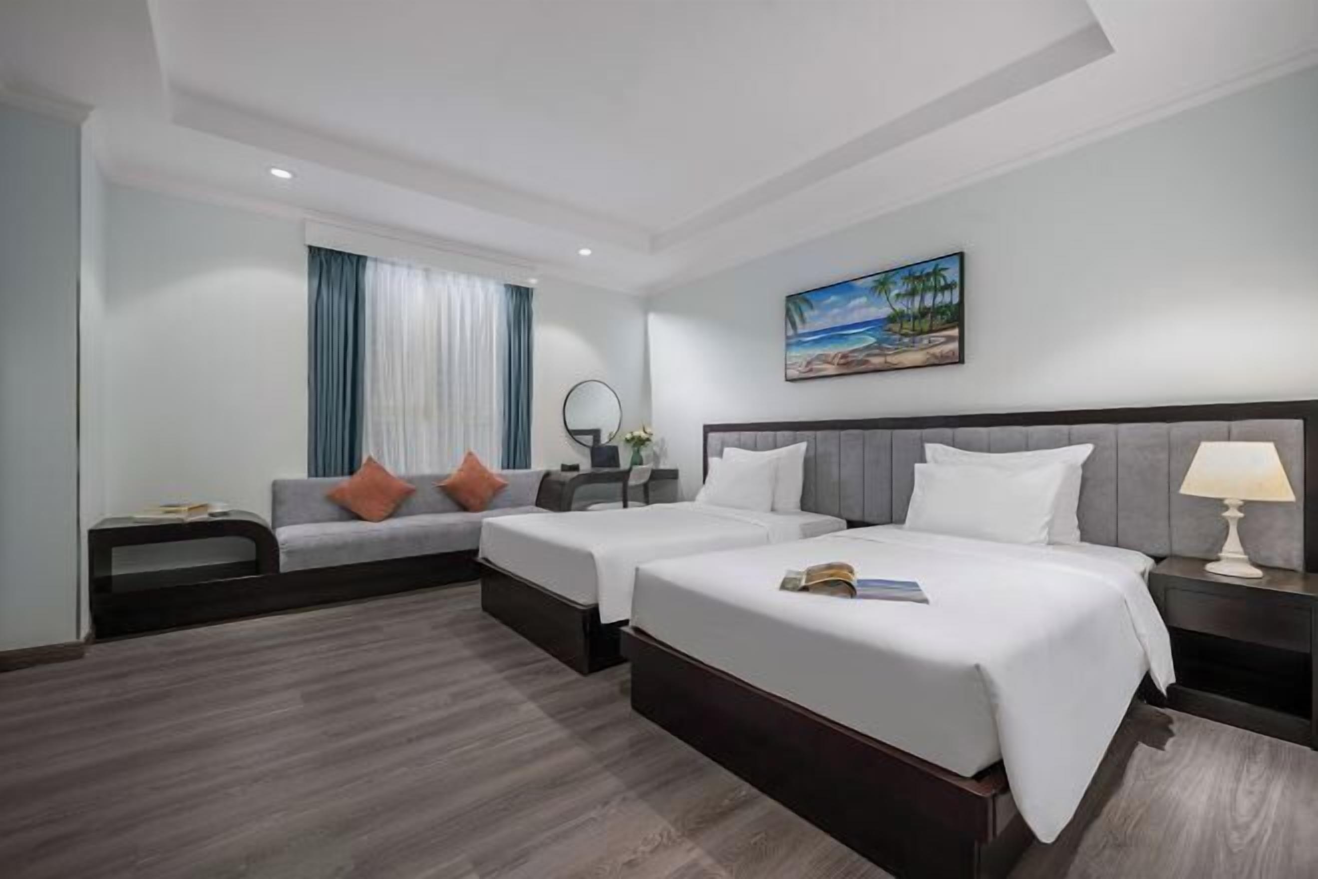 Minibar, safe på rommet, skrivebord og blendingsgardiner