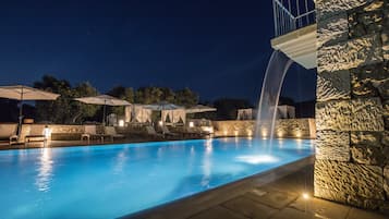 2 piscines extérieures, parasols de plage, chaises longues