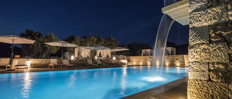 2 piscines extérieures, parasols de plage, chaises longues