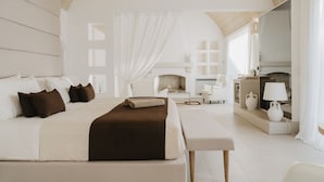 Un dormitorio moderno con una cama grande, mesitas de noche, un escritorio y un espejo.