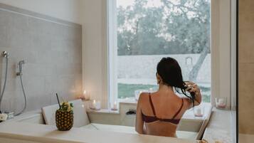 Suite, 1 Bedroom, Private Pool, Garden View | Tab mandi berpancutan