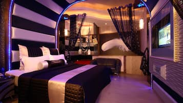 Desk, soundproofing, free WiFi, bed sheets