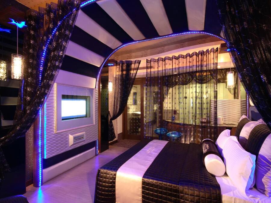 Desk, soundproofing, free WiFi, bed sheets