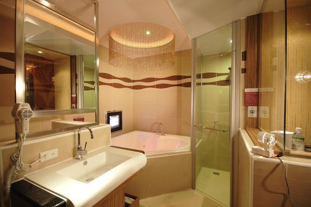 Elite Double Room | Bathroom | Shower, free toiletries, hair dryer, slippers