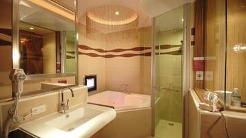 Elite Double Room | Bathroom | Shower, free toiletries, hair dryer, slippers