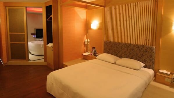 Elite Double Room | 1 bedroom, desk, soundproofing, free WiFi