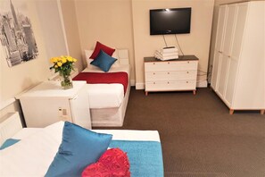 Bureau, fer et planche à repasser, Wi-Fi gratuit, draps fournis