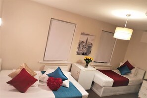 Desk, iron/ironing board (on request), WiFi (free), bed sheets - The King William Hotel (London)