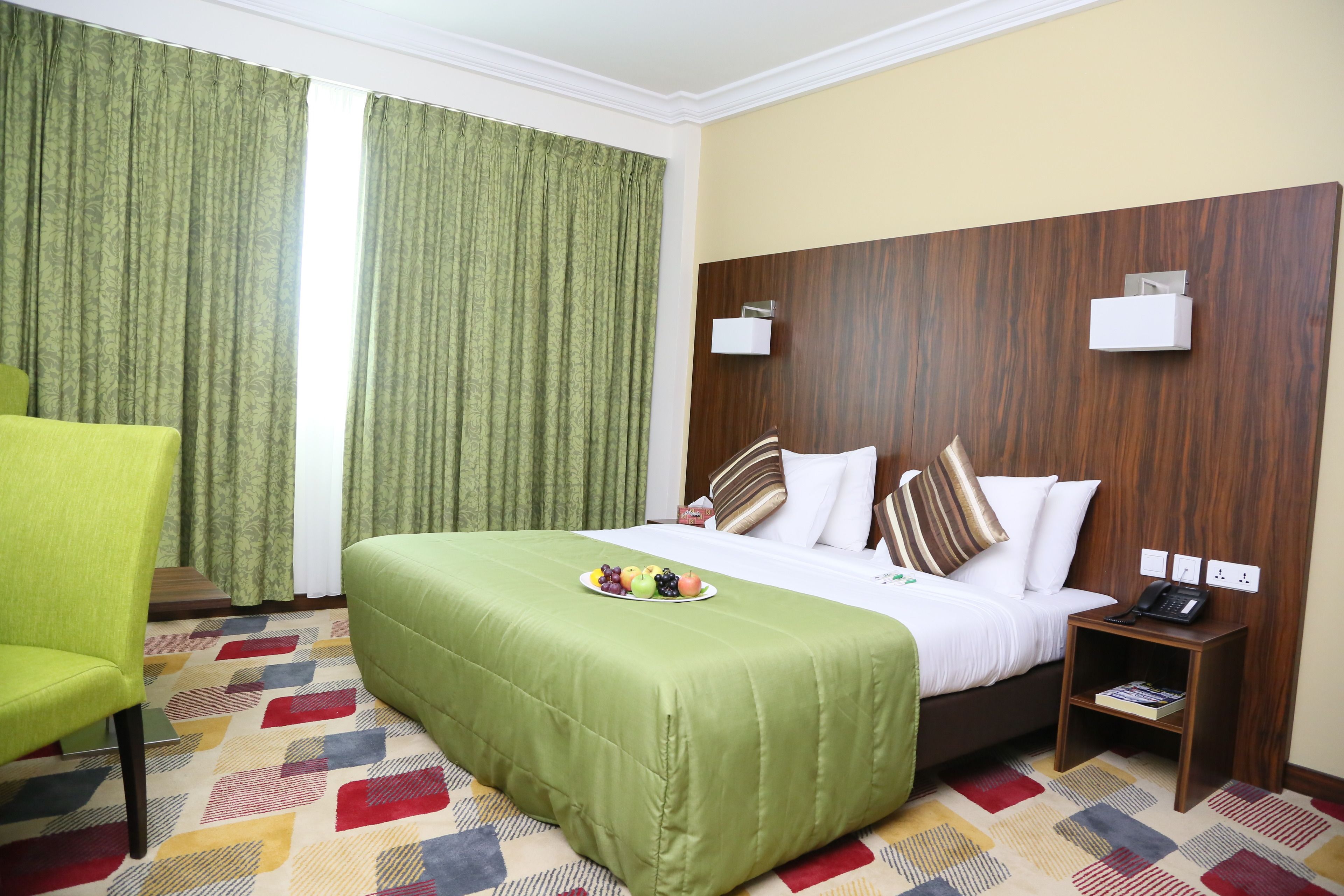 Suite - 1 kingsize-seng - byudsigt (Junior Suite) | Premium-sengetøj, minibar, pengeskab på værelset, skrivebord