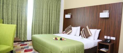 Suite, 1 cama de matrimonio grande, vistas a la ciudad (Junior Suite) | Ropa de cama de alta calidad, minibar, caja fuerte y escritorio