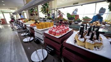 2 ravintolaa, joissa tarjoillaan aamiainen; kansainvälinen keittiö