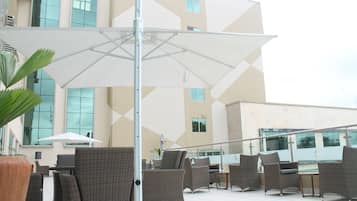 2 restaurantes; se sirve desayuno, almuerzo y cena; cocina internacional