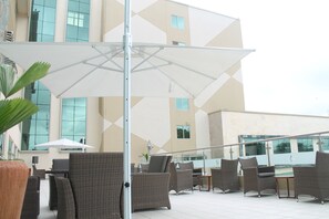 2 ห้องอาหาร, บริการอาหารเช้า อาหารกล��างวัน อาหารเย็น, อาหารนานาชาติ