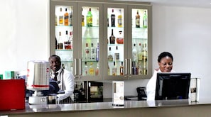 2 Bars/Lounges, Poolbar