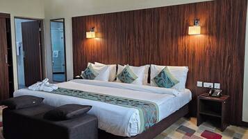 Ylelliset vuodevaatteet, minibaari, tallelokero huoneessa, työpöytä