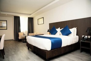 Hochwertige Bettwaren, Minibar, Zimmersafe, Schreibtisch