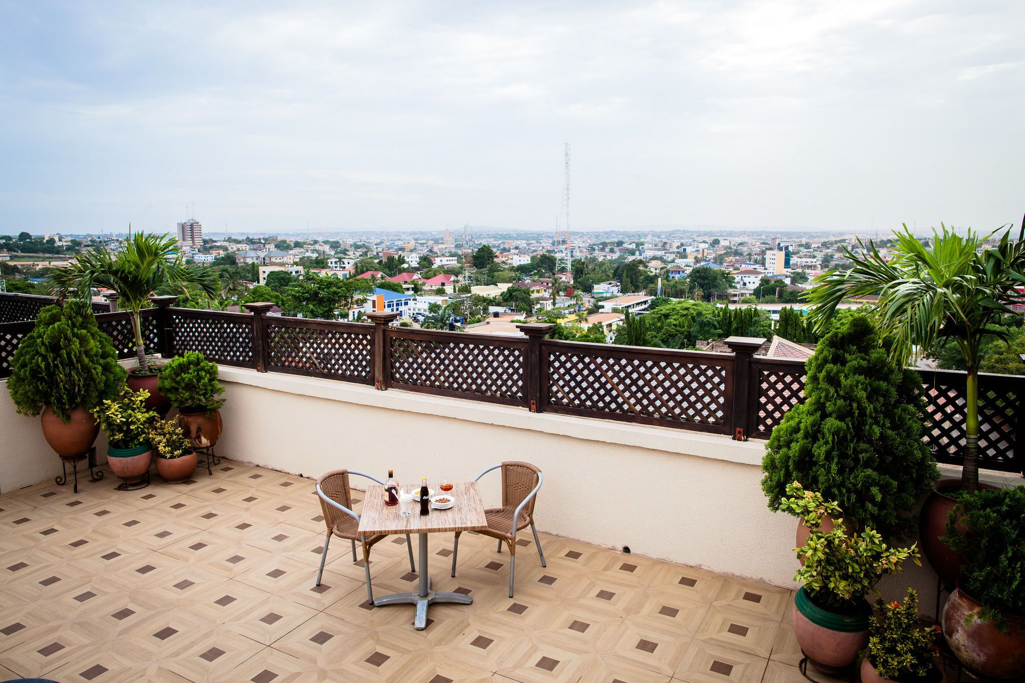 2 restaurants, breakfast, lunch, dinner served; international cuisine