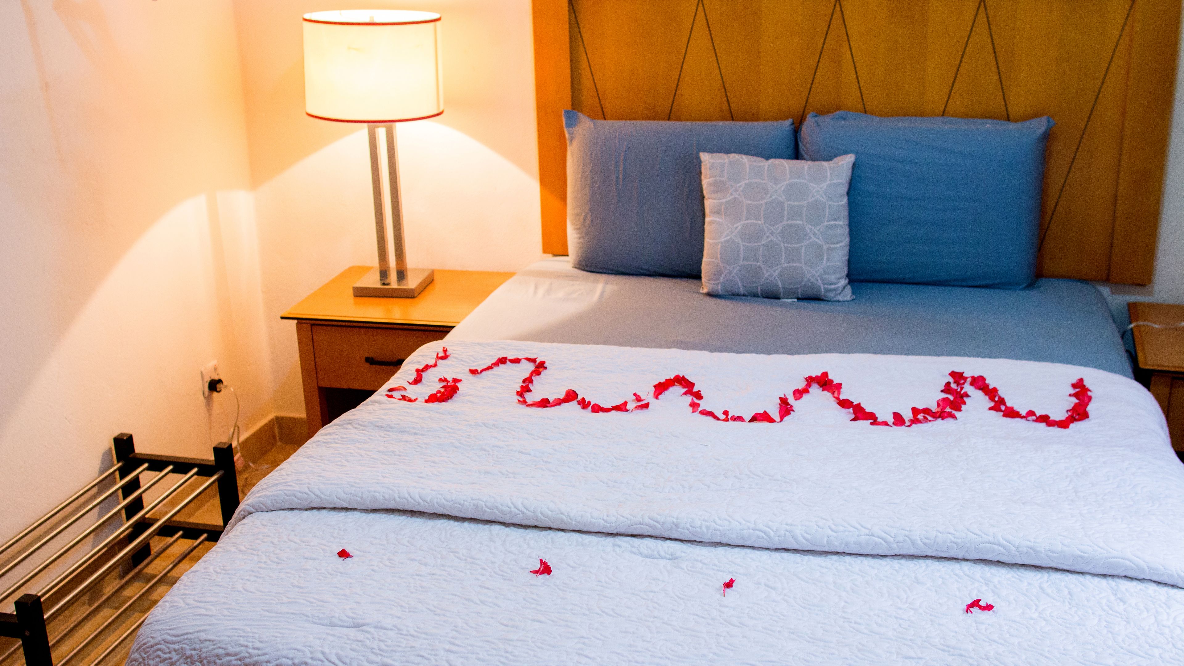 premier room, 1 queen bed | 1 bedroom, minibar, in-room safe, desk