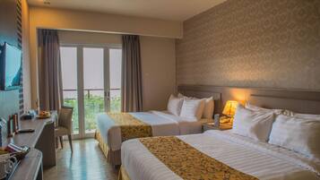 Familiekamer | Een kluis op de kamer, een bureau, verduisterende gordijnen