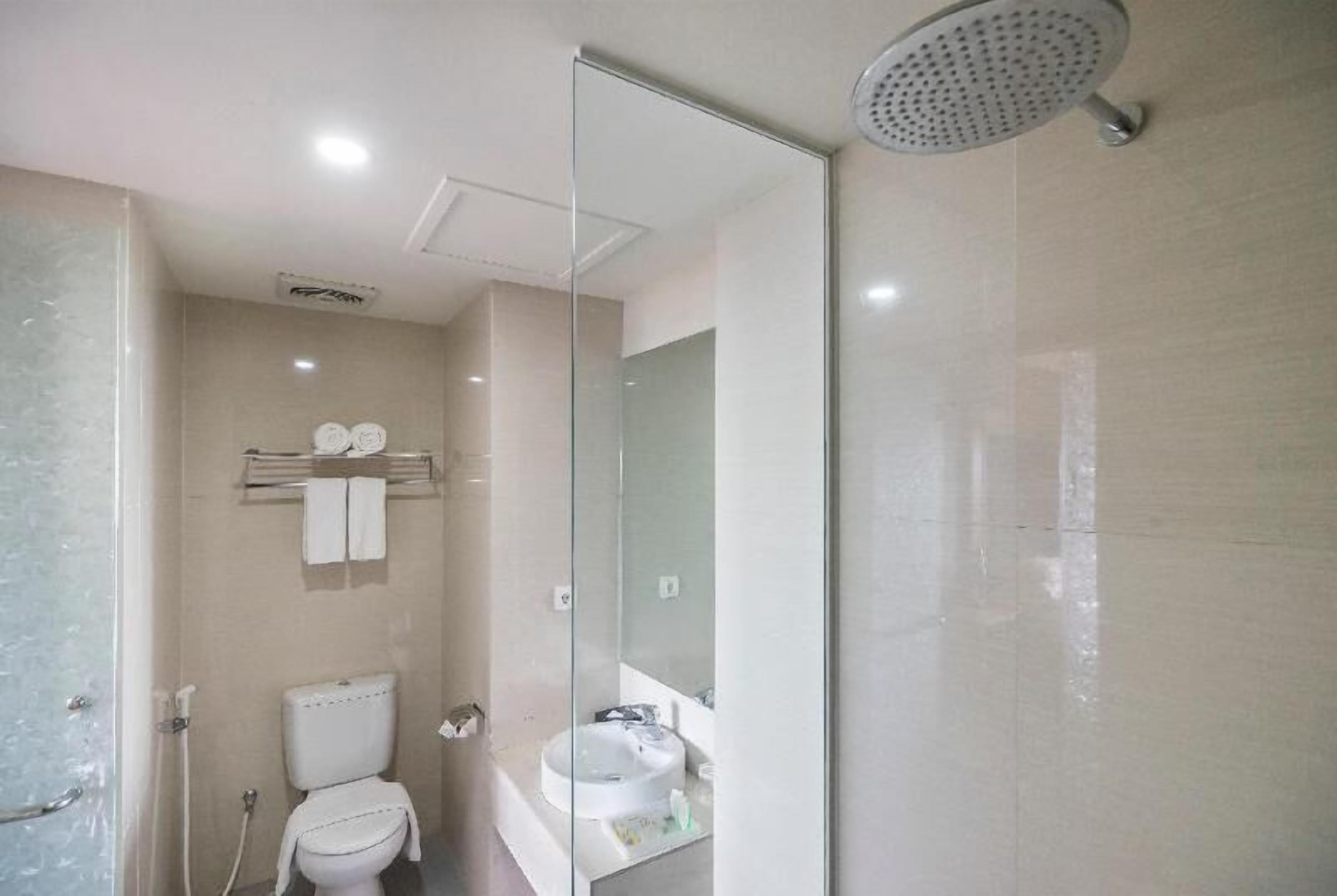 Bathroom | Shower, free toiletries, slippers, towels