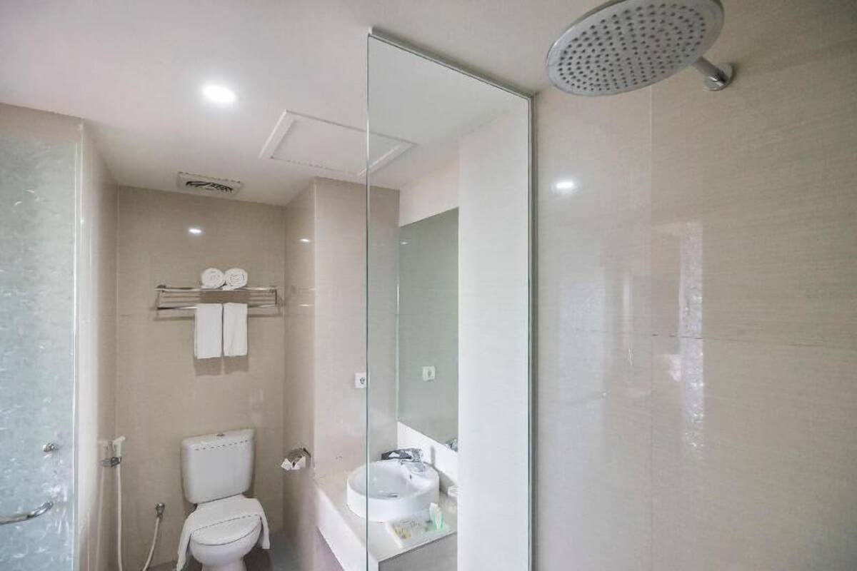 Bathroom | Shower, free toiletries, slippers, towels