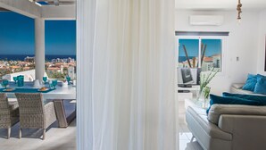 Villa, 5 habitaciones, vista a la playa | Área de sala de estar | Televisión de pantalla plana y reproductor de DVD 