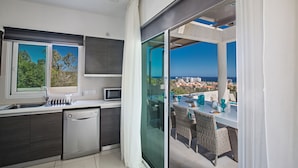 Villa, 5 habitaciones, vista a la playa | Área de sala de estar | Televisión de pantalla plana y reproductor de DVD 