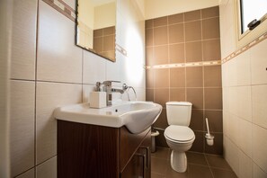 Shower, free toiletries, hair dryer, towels - Tonia Villas (Paralimni)