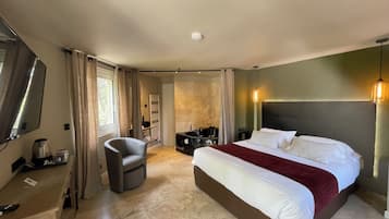 Habitación doble Deluxe, hidromasaje | Caja de seguridad en la habitación, insonorización y wifi gratis