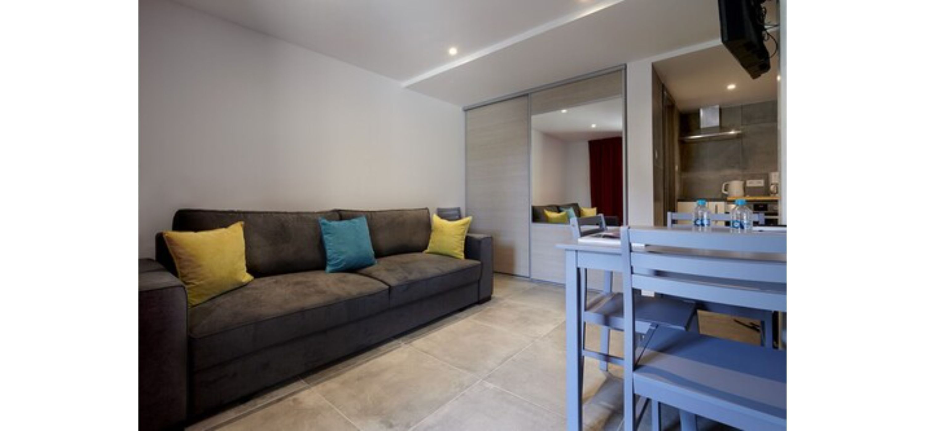 duplex | living room | 82-cm flat-screen tv with digital channels, tv