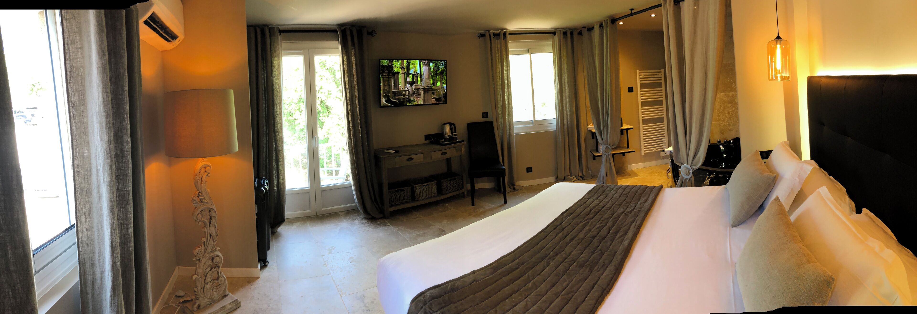 Chambre Deluxe double, baignoire à remous | Coffre-fort, système d’insonorisation, accès au Wi-Fi (inclus)