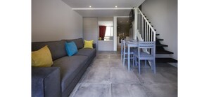 Dúplex | Sala de estar | Televisión de pantalla plana de 82 cm con canales digitales 