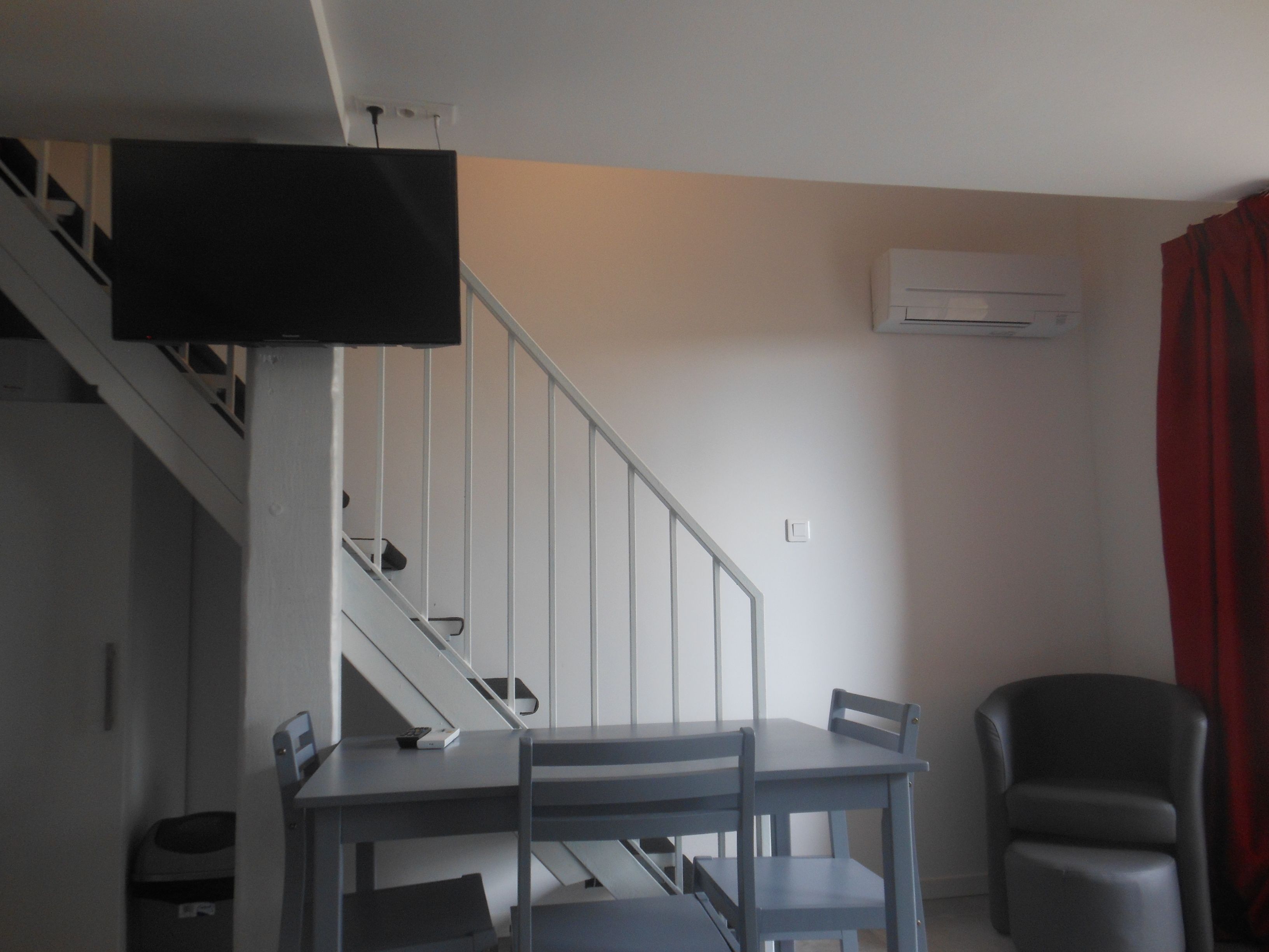 duplex | living room | 82-cm flat-screen tv with digital channels, tv