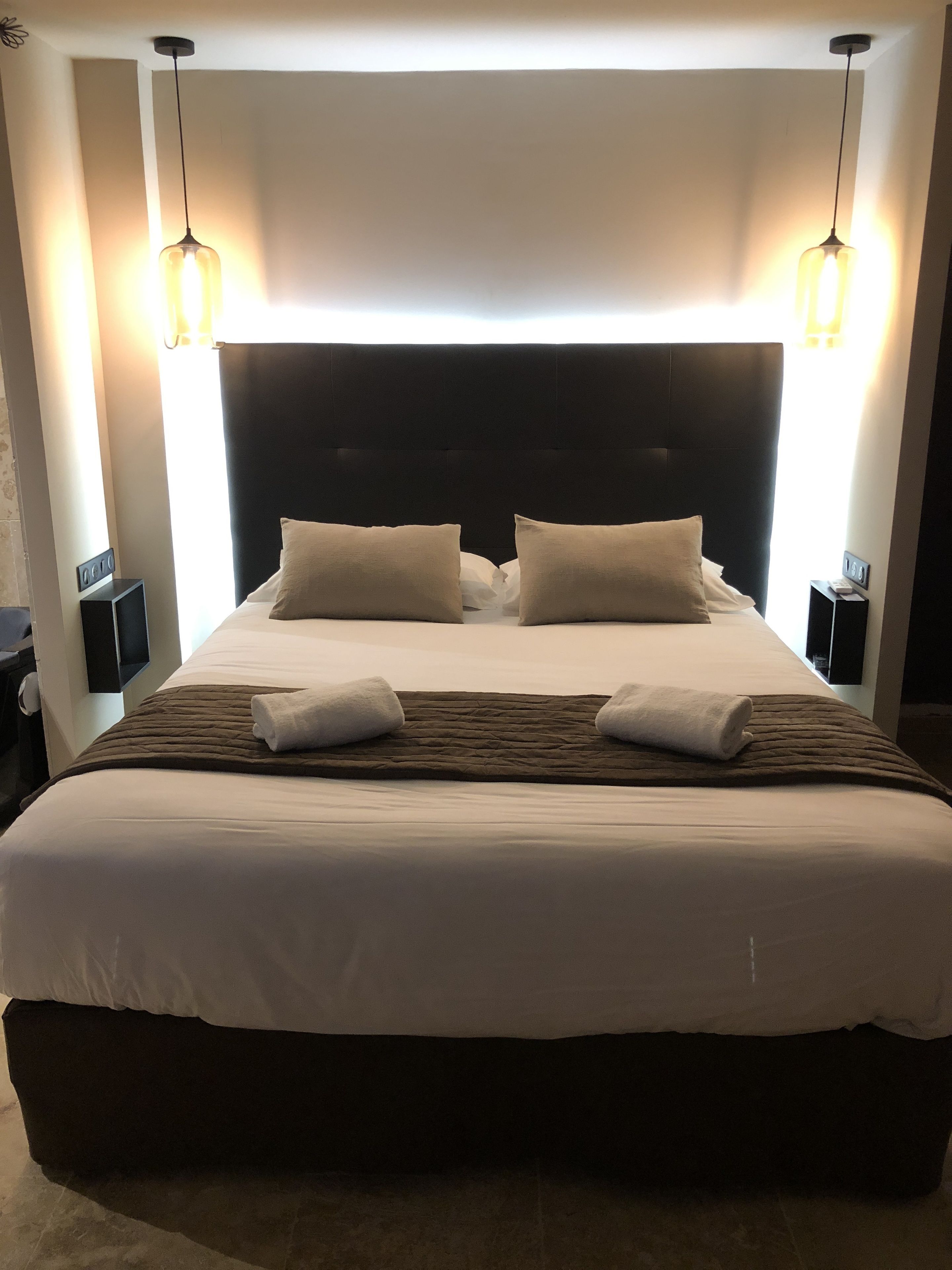 deluxe double room, hot tub | 1 bedroom, in-room safe, soundproofing, free wifi