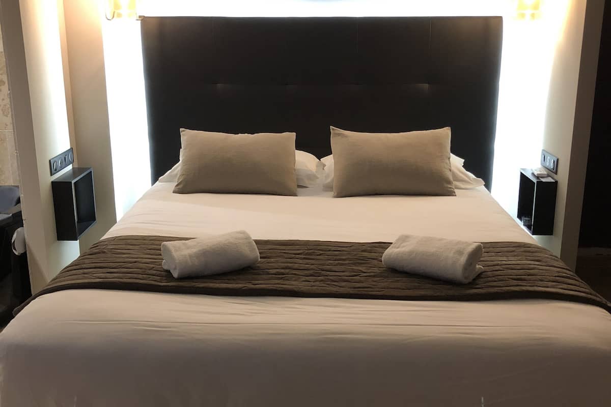 deluxe double room, hot tub | 1 bedroom, in-room safe, soundproofing, free wifi
